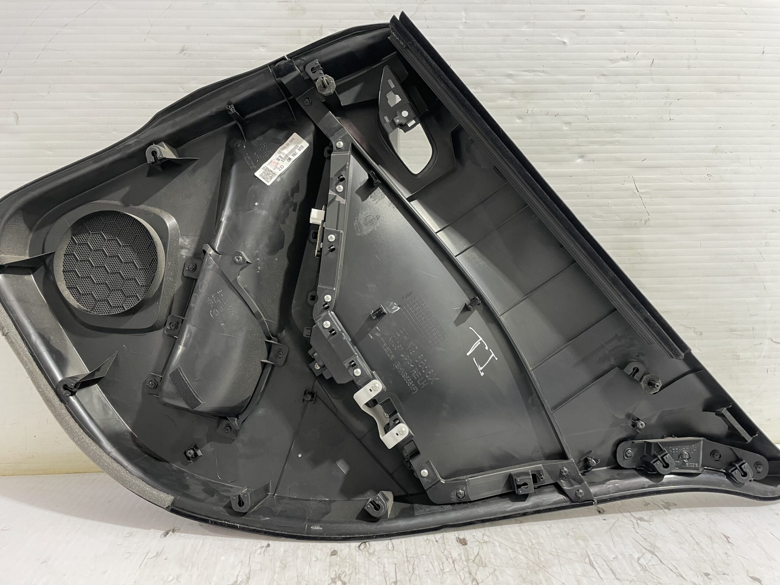 guarnecido_puerta_trasera_izquierda_bhn96856z_mazda_3_lim_center_line