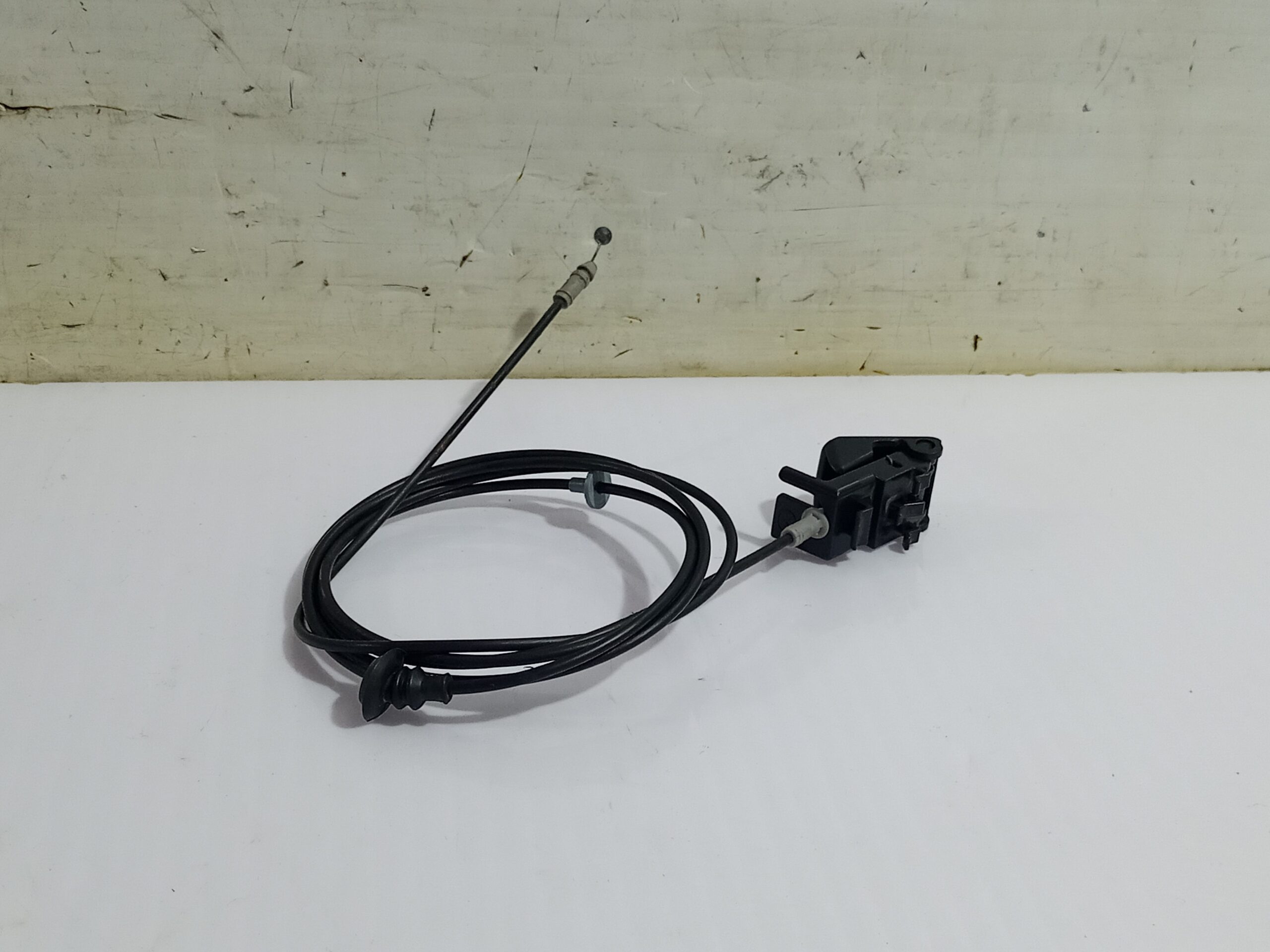 tirador_capot_bhn956720a_mazda_3_lim_center_line