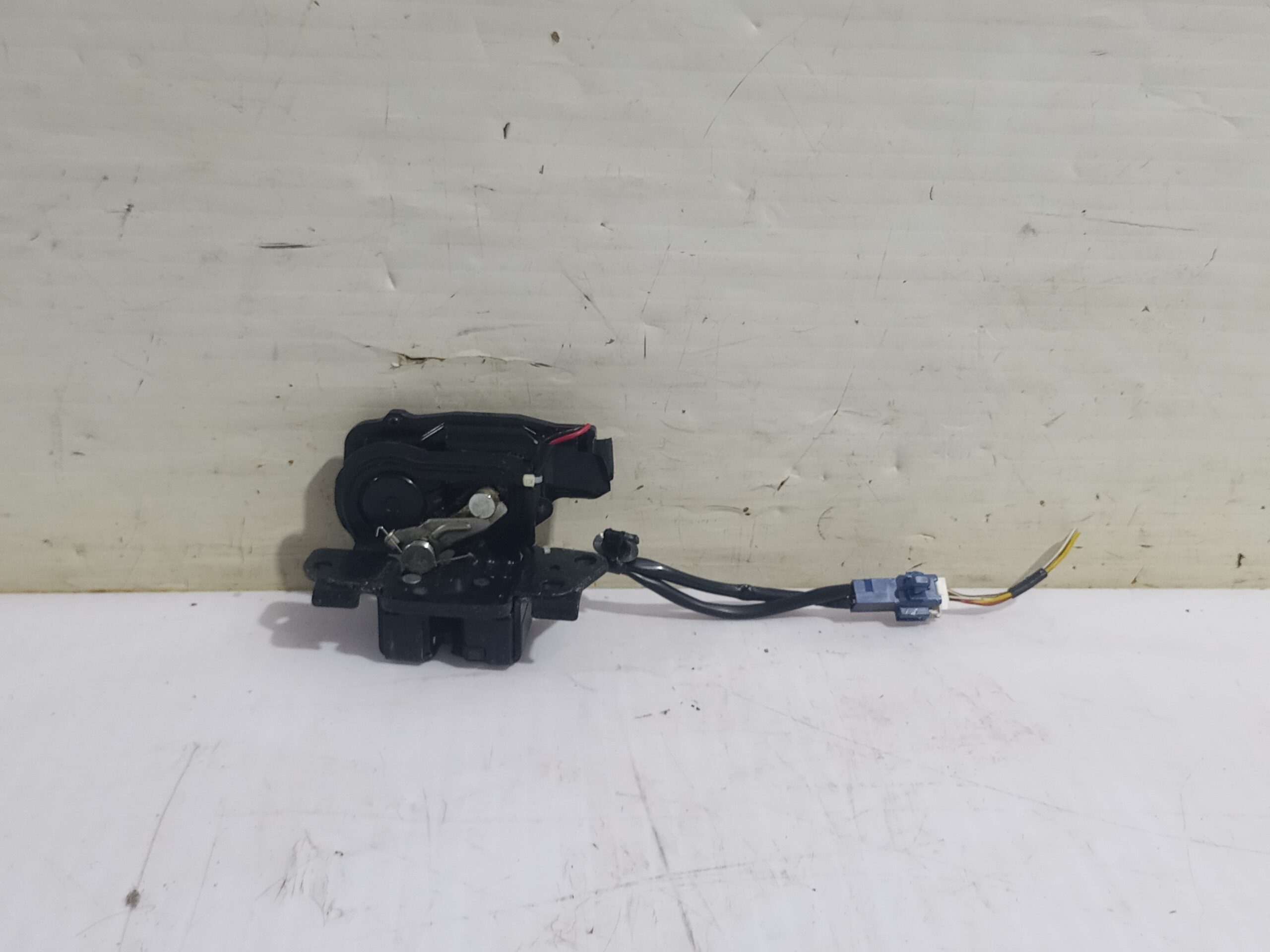 cerradura_maletero_porton_6935047010_toyota_prius_nhw20_basis