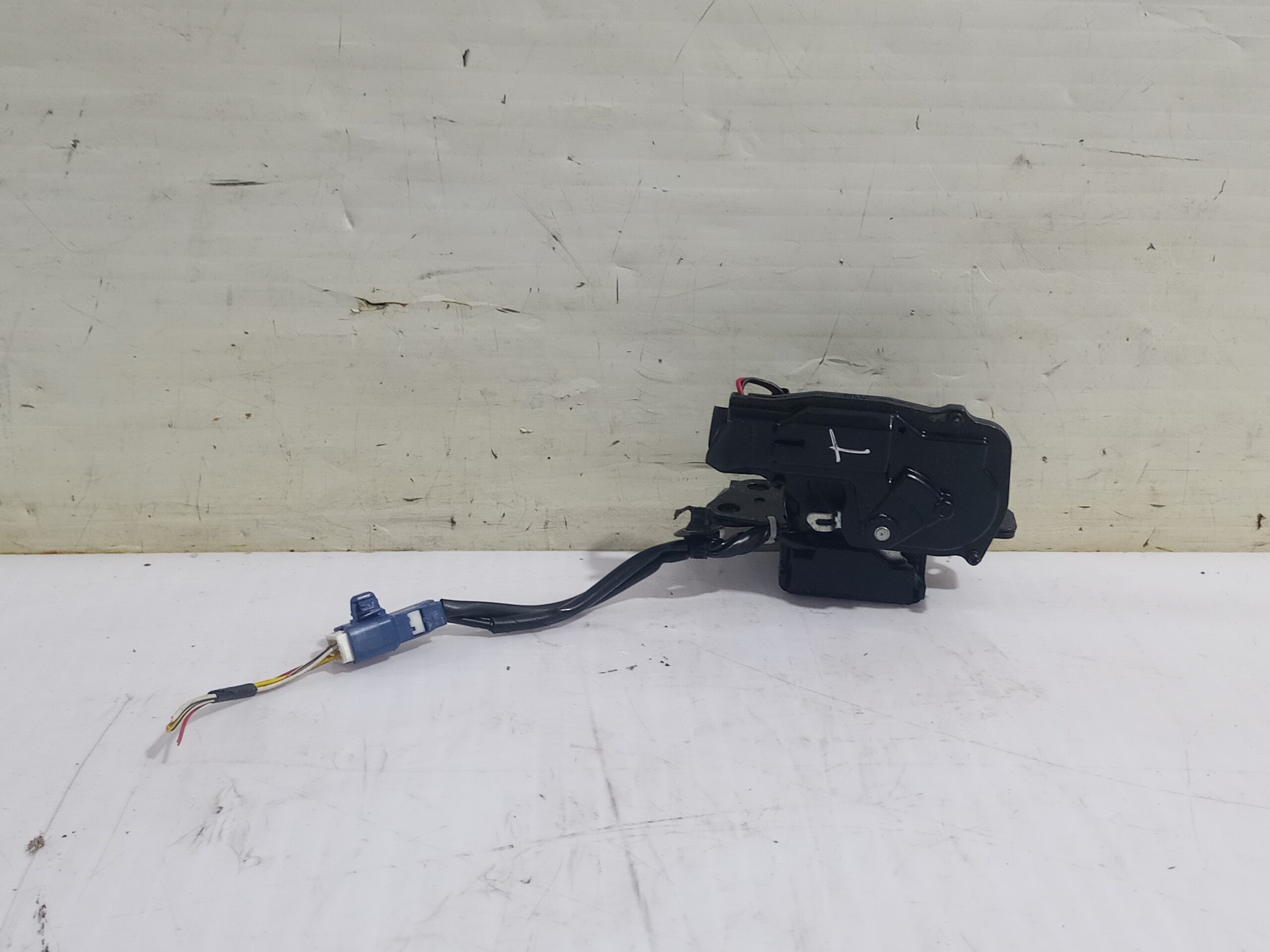 cerradura_maletero_porton_6935047010_toyota_prius_nhw20_basis