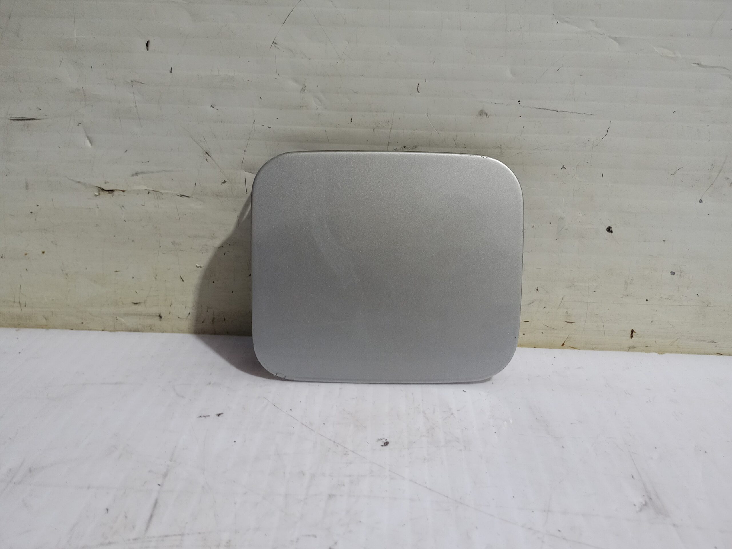 tapa_exterior_combustible_7735047020_toyota_prius_nhw20_basis