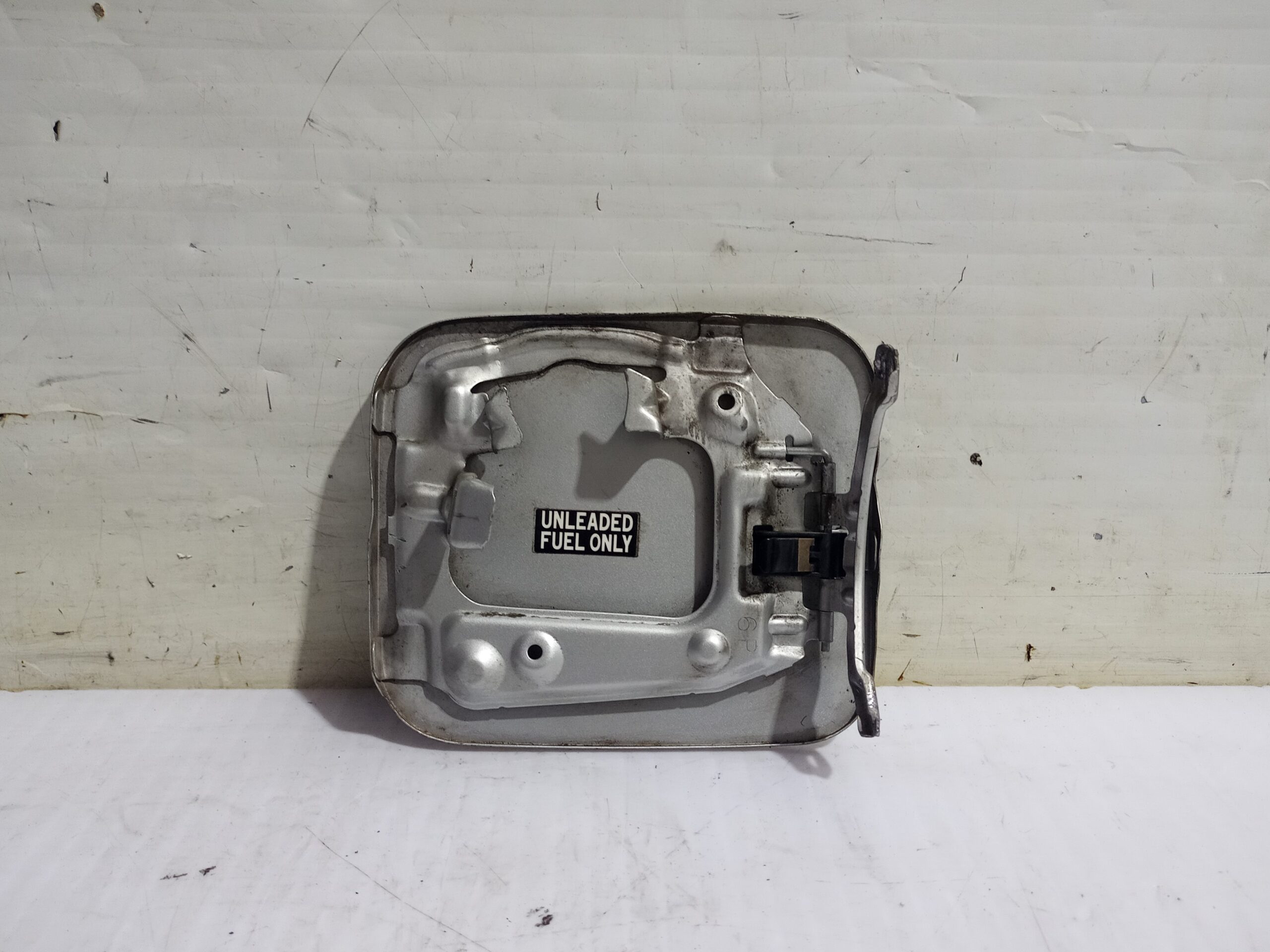 tapa_exterior_combustible_7735047020_toyota_prius_nhw20_basis