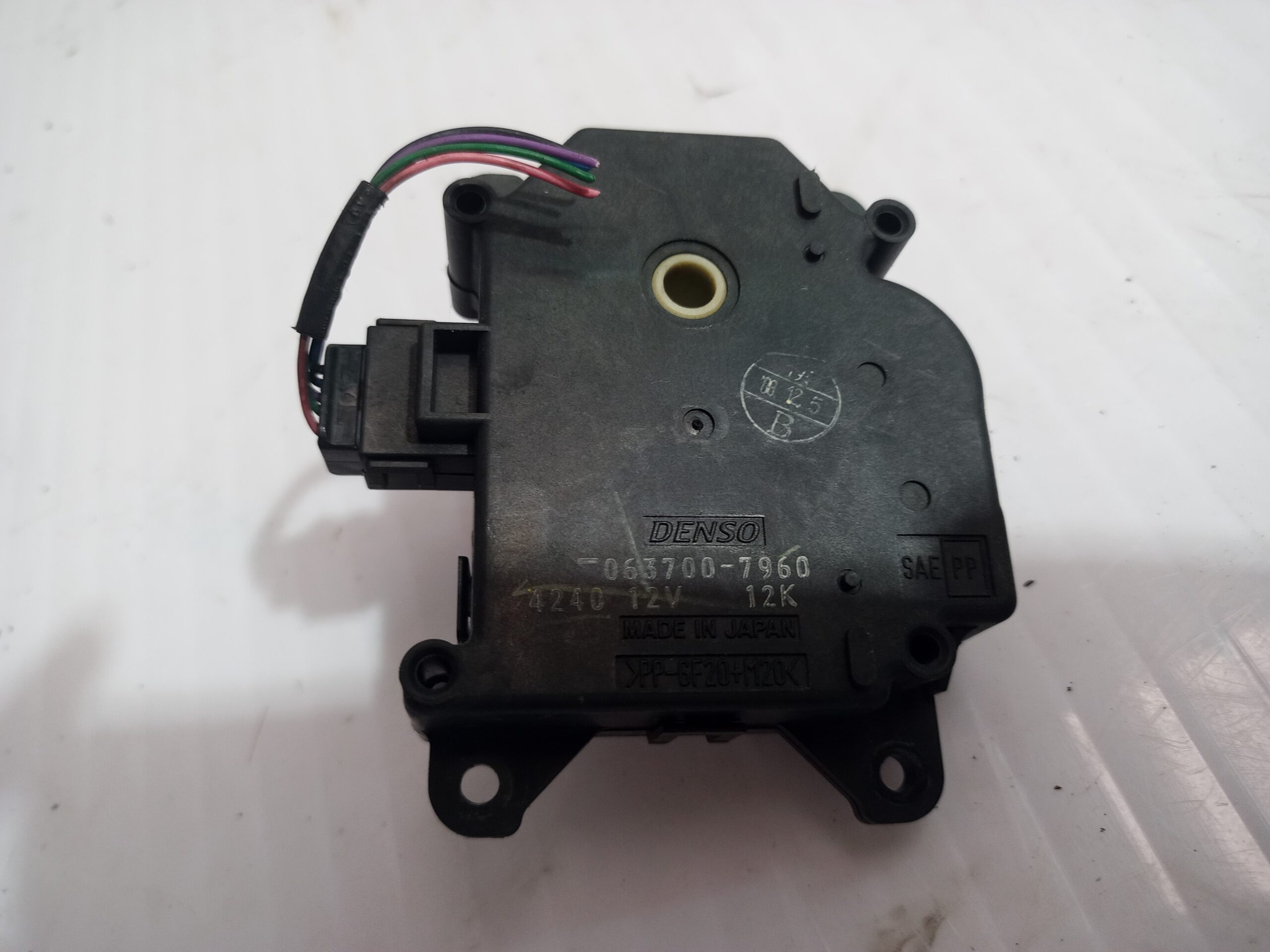 motor_apertura_trampilla_0637007960_toyota_prius_nhw20_basis