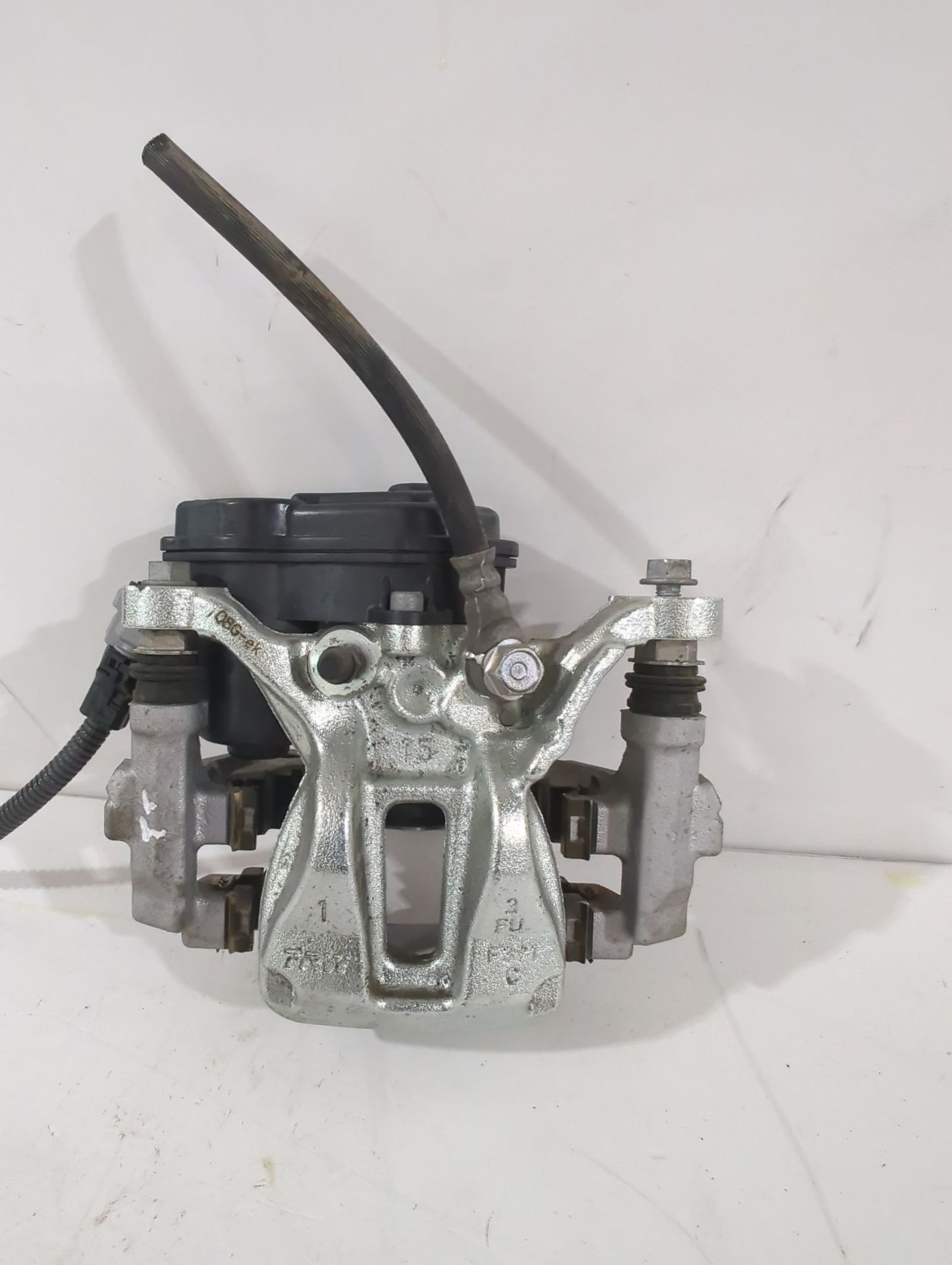 pinza_de_freno_trasera_izquierda_4785002350_toyota_corolla_station_wagon_e21_1_8_hybrid_zwe211