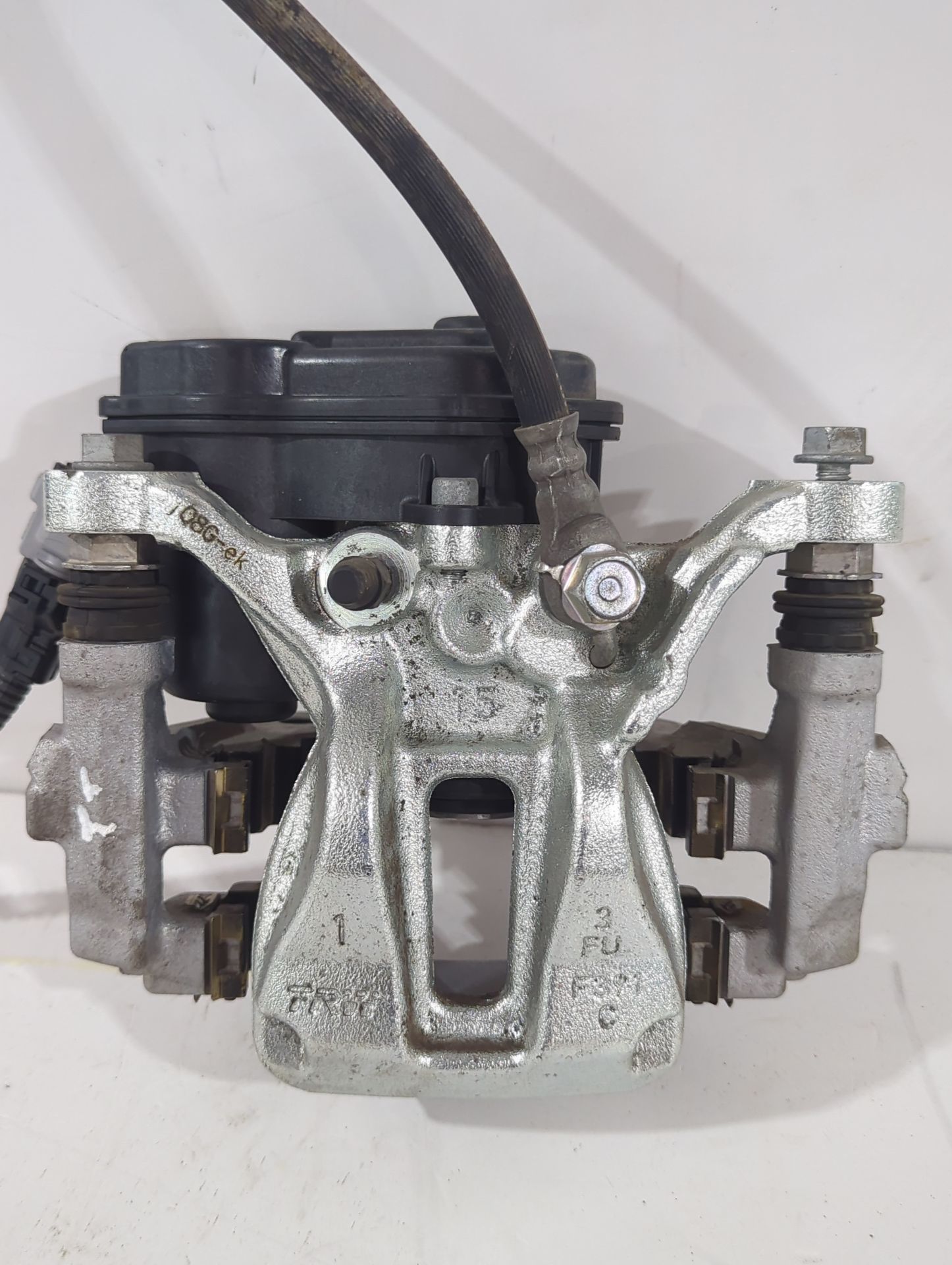 pinza_de_freno_trasera_izquierda_4785002350_toyota_corolla_station_wagon_e21_1_8_hybrid_zwe211