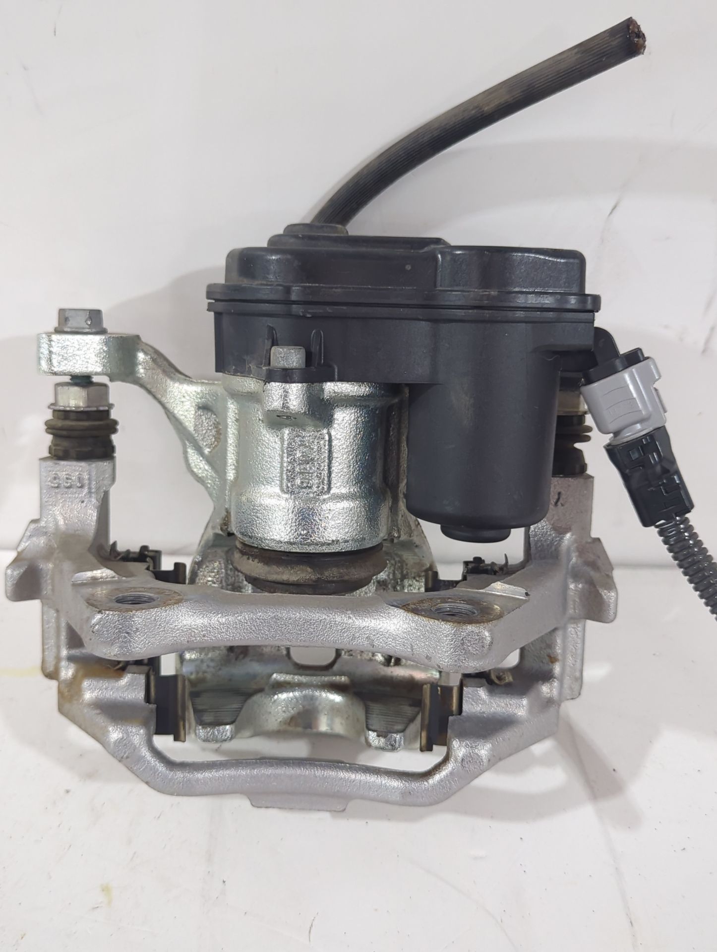 pinza_de_freno_trasera_izquierda_4785002350_toyota_corolla_station_wagon_e21_1_8_hybrid_zwe211