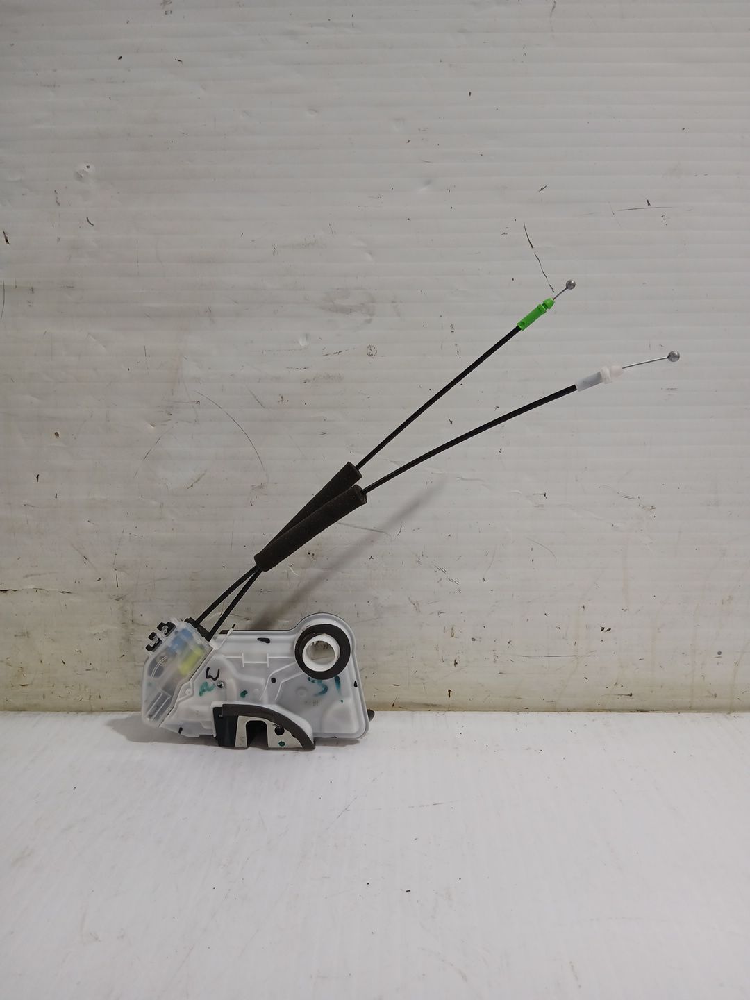 cerradura_puerta_delantera_derecha_6903002511_toyota_corolla_station_wagon_e21_1_8_hybrid_zwe211