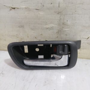 maneta_interior_delantera_derecha_692050f010b0_toyota_corolla_verso_zer_zze12_r1_2_2_d_4d_aur10