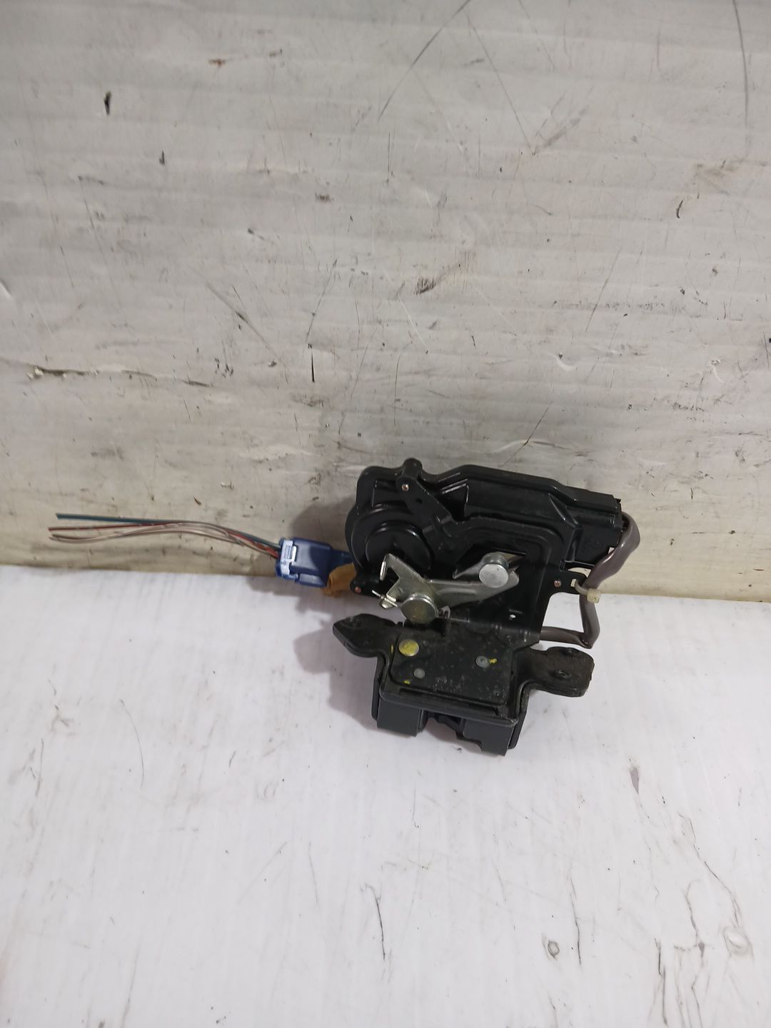 cerradura_maletero_porton_6935005051_toyota_corolla_verso_zer_zze12_r1_2_2_d_4d_aur10