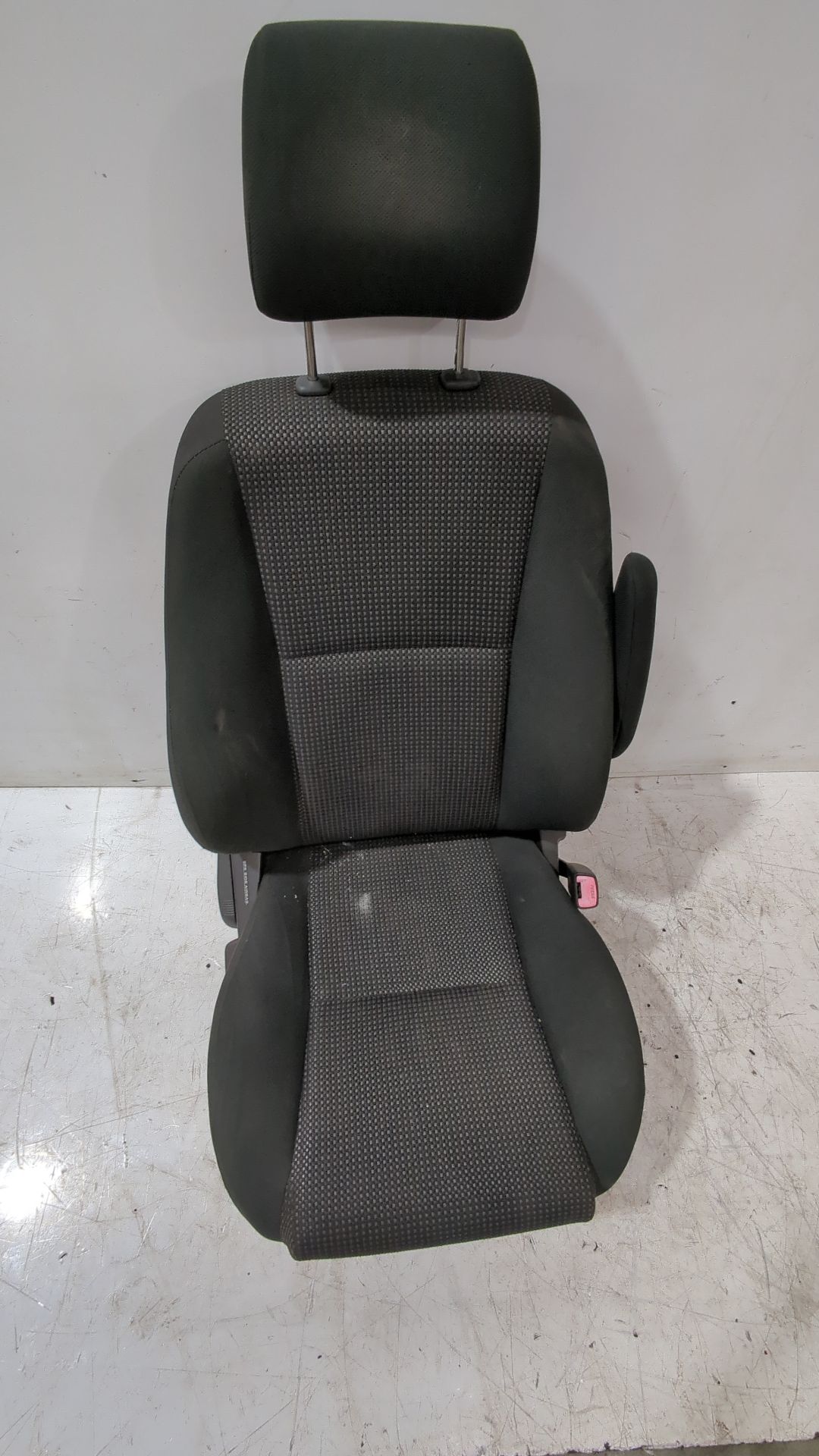asiento_delantero_derecho_716300f030_toyota_corolla_verso_zer_zze12_r1_2_2_d_4d_aur10