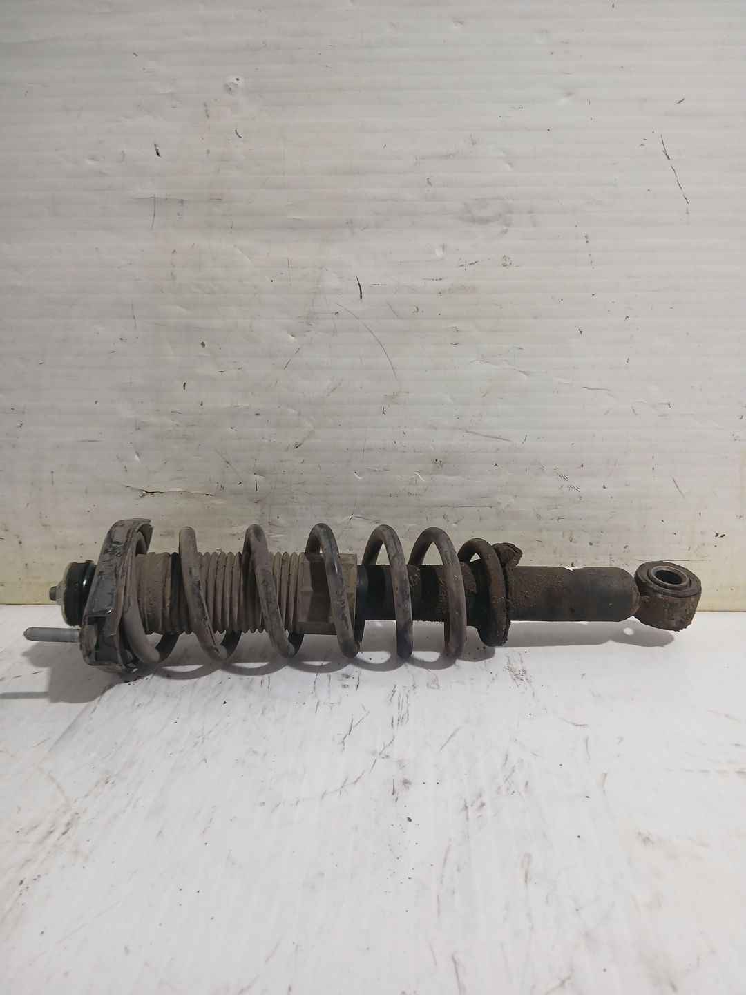 amortiguador_trasero_izquierdo_4853009k60_toyota_corolla_verso_zer_zze12_r1_2_2_d_4d_aur10