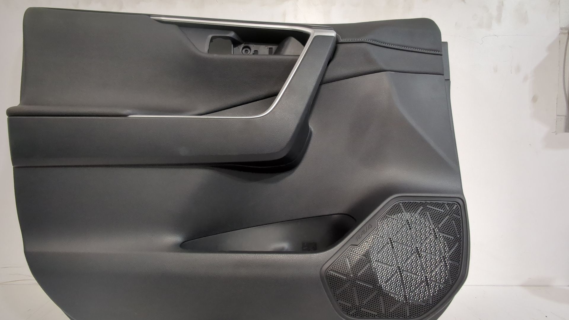 guarnecido_puerta_delantera_izquierda_6762042d30c2_toyota_rav_4_v_a5_h5_2_0_mxaa52