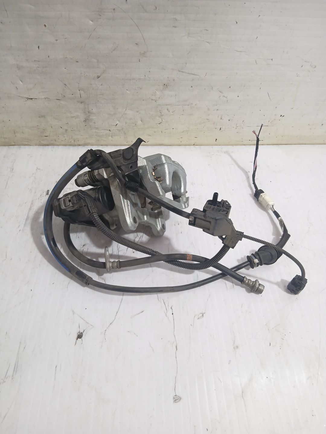 pinza_de_freno_trasera_izquierda_478504090_toyota_rav_4_v_a5_h5_2_0_mxaa52