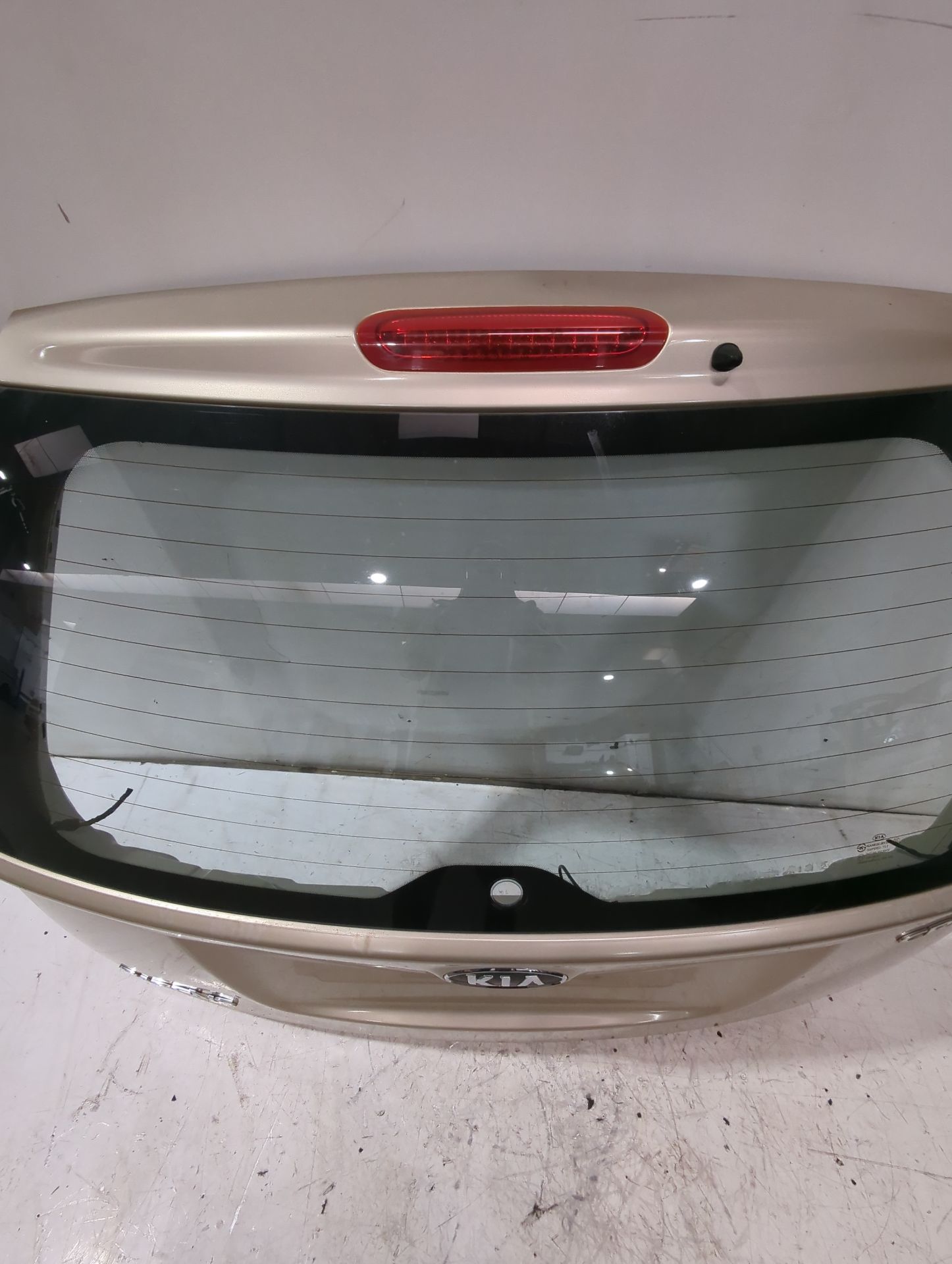 porton_trasero_737001d040_cristal_de_regalo_kia_carens_iii_monospace_un_2_0_crdi_140