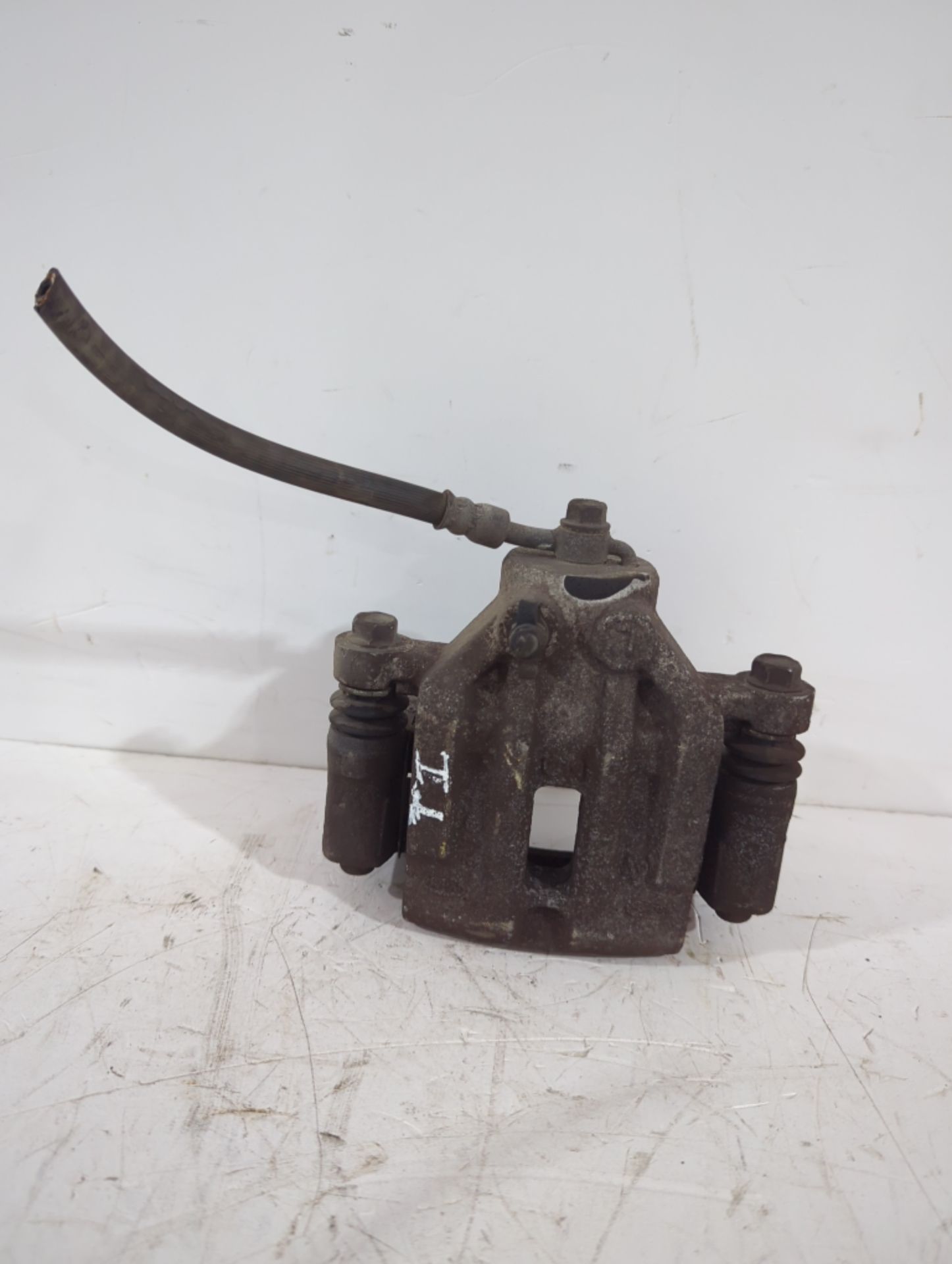 pinza_de_freno_trasera_izquierda_582101d100_kia_carens_iii_monospace_un_2_0_crdi_140