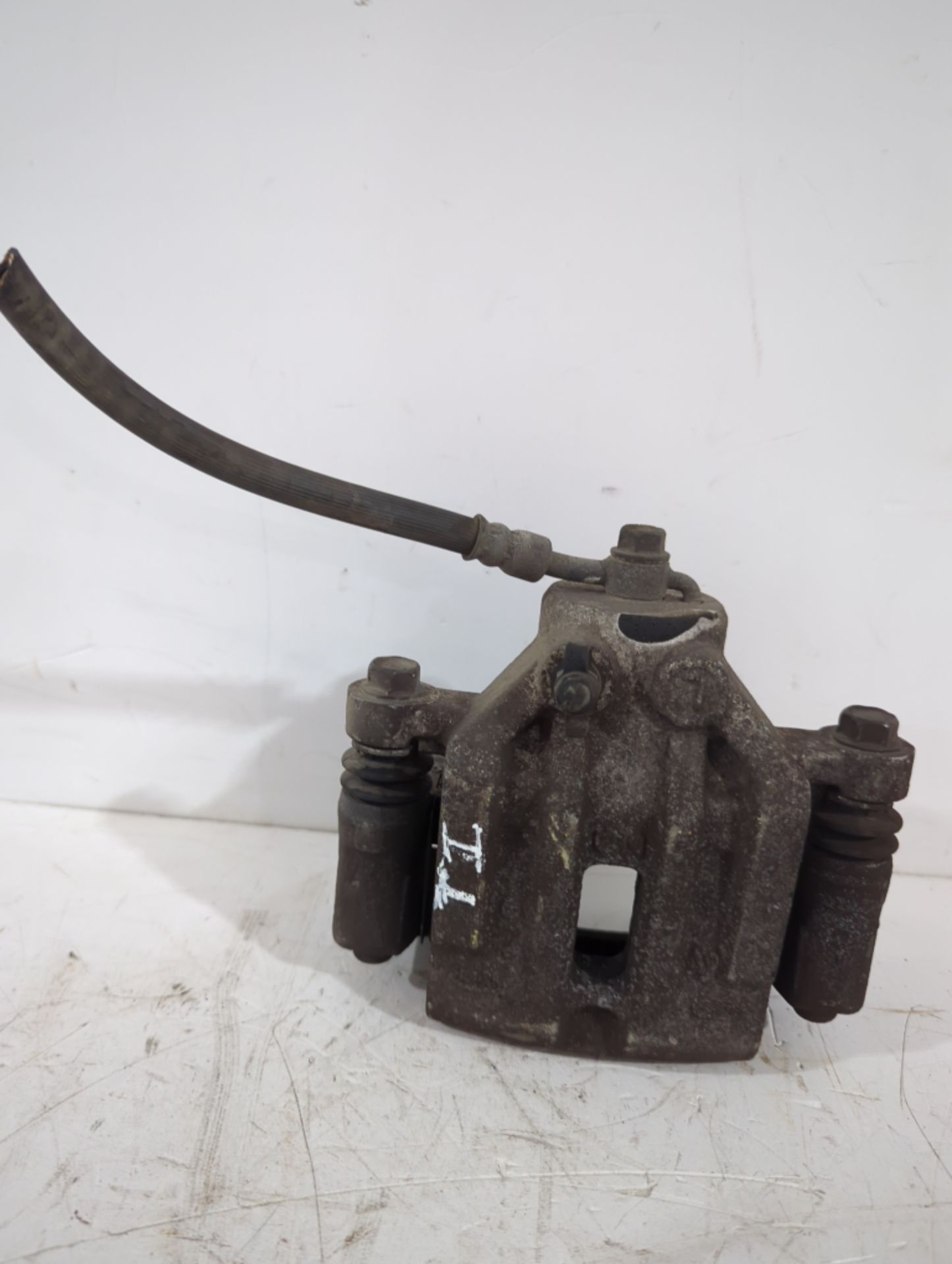 pinza_de_freno_trasera_izquierda_582101d100_kia_carens_iii_monospace_un_2_0_crdi_140