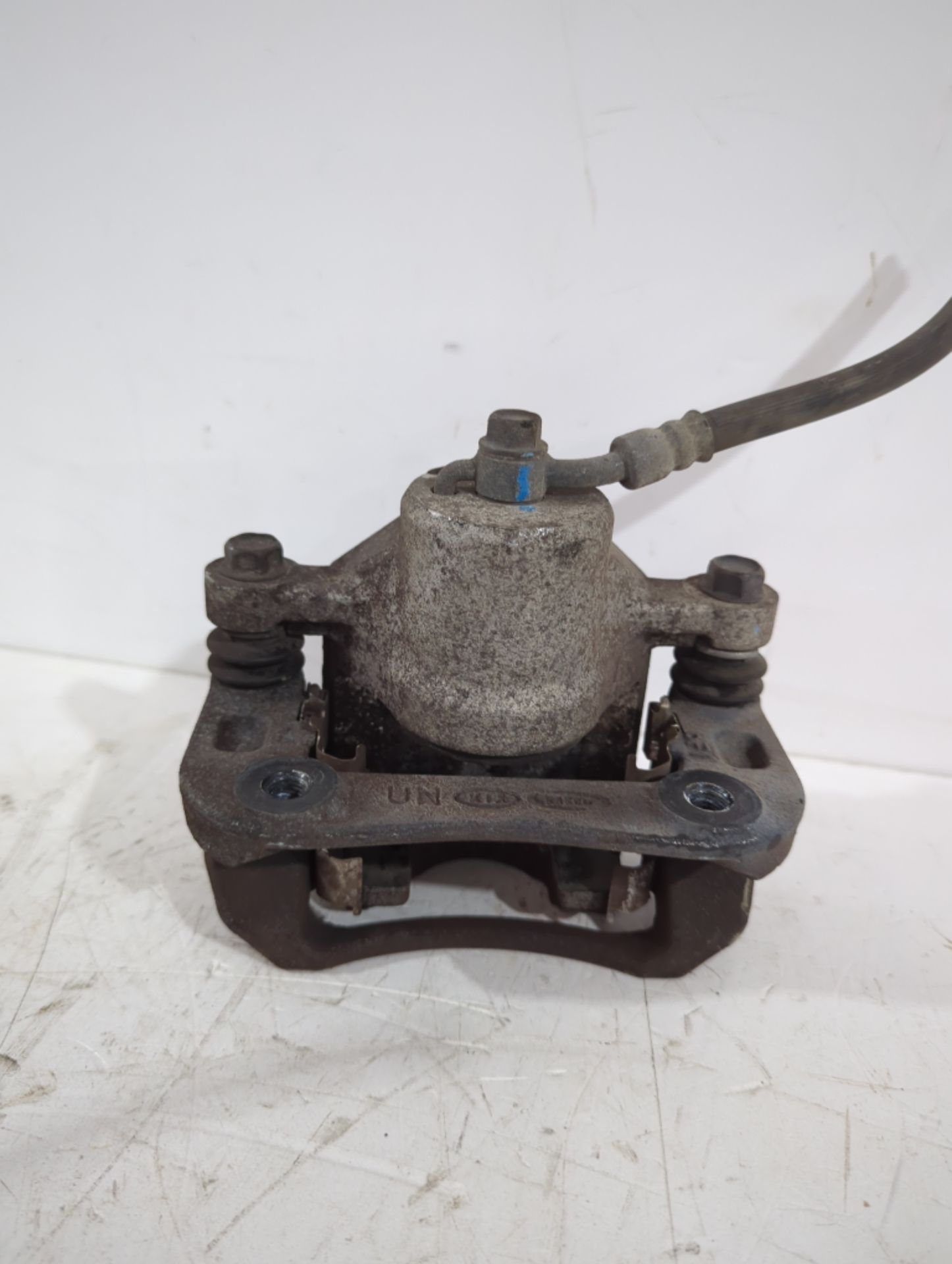 pinza_de_freno_trasera_izquierda_582101d100_kia_carens_iii_monospace_un_2_0_crdi_140