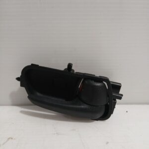 maneta_interior_delantera_derecha_69205k0050c1_toyota_yaris_p21_pa1_ph1_1_5_hybrid_mxph11