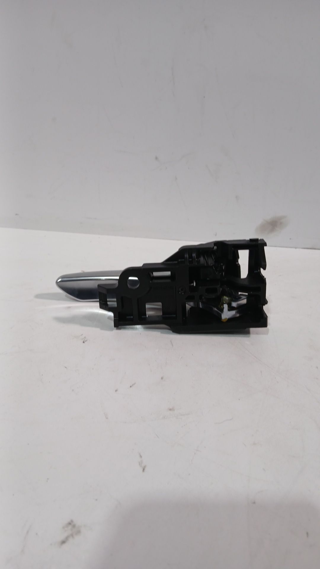 maneta_interior_delantera_izquierda_6920602360b1_toyota_corolla_hatchback_e21_ea1_eh1_1_8_vvti_hybrid_zwe219