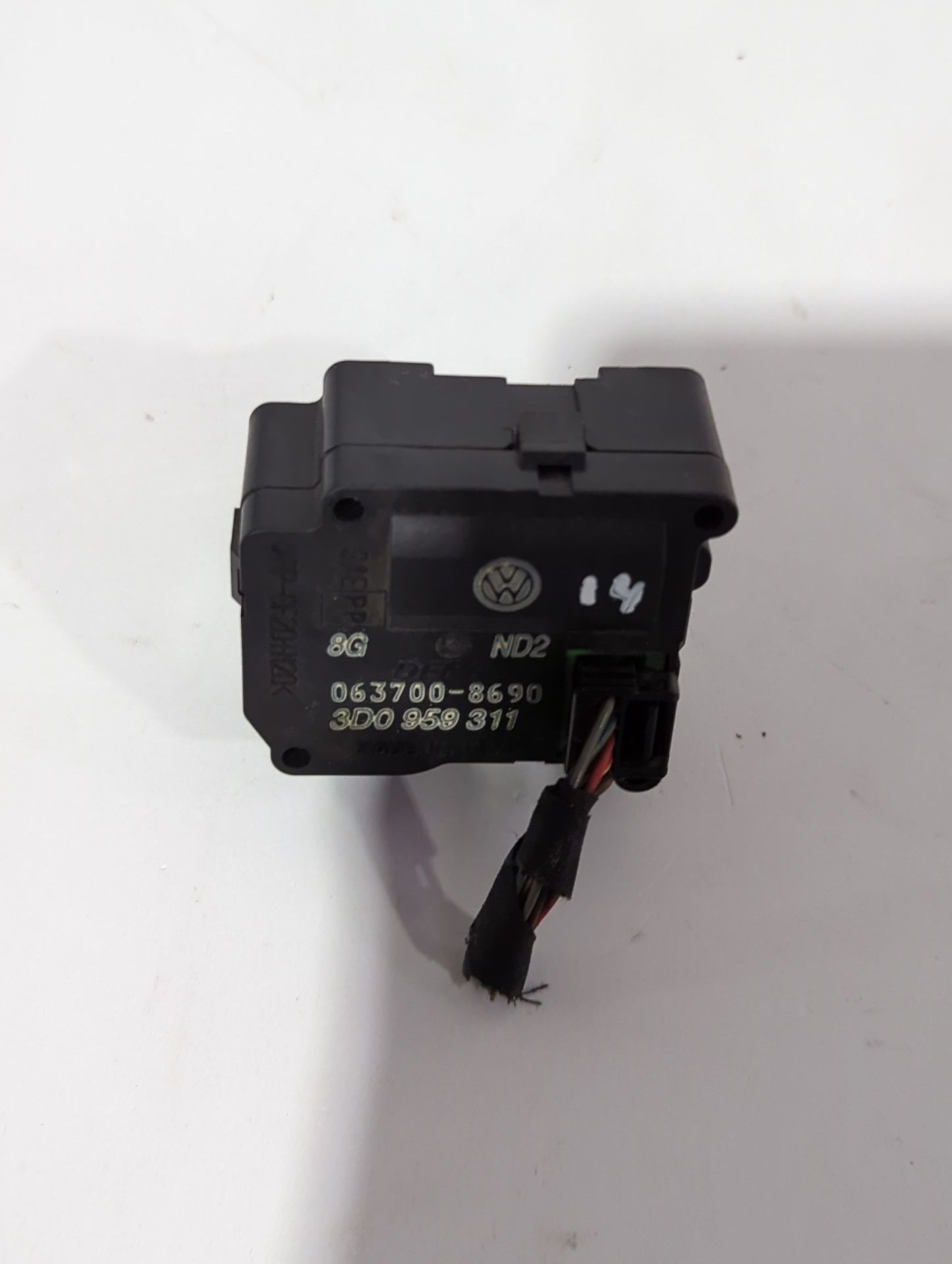 motor_apertura_trampilla_3d0959311_volkswagen_ph_ton_3d1_3d2_3d3_3d4_3d6_3d7_3d8_3d9_3_0_v6_tdi_4motion