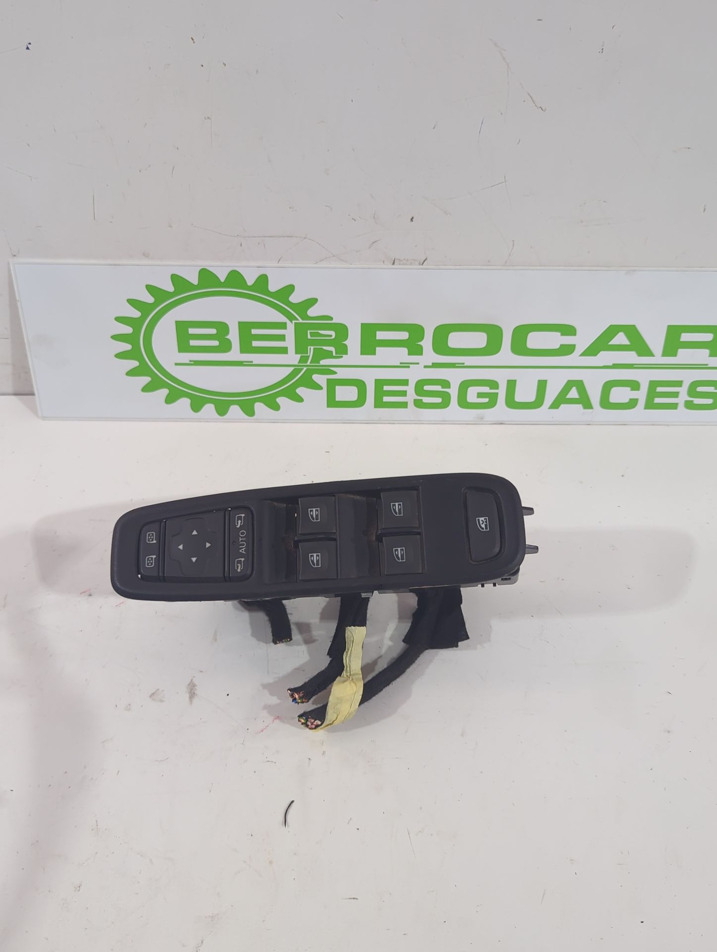 mando_elevalunas_delantero_izquierdo_254111342r_dacia_duster_hm_1_0_tce_90