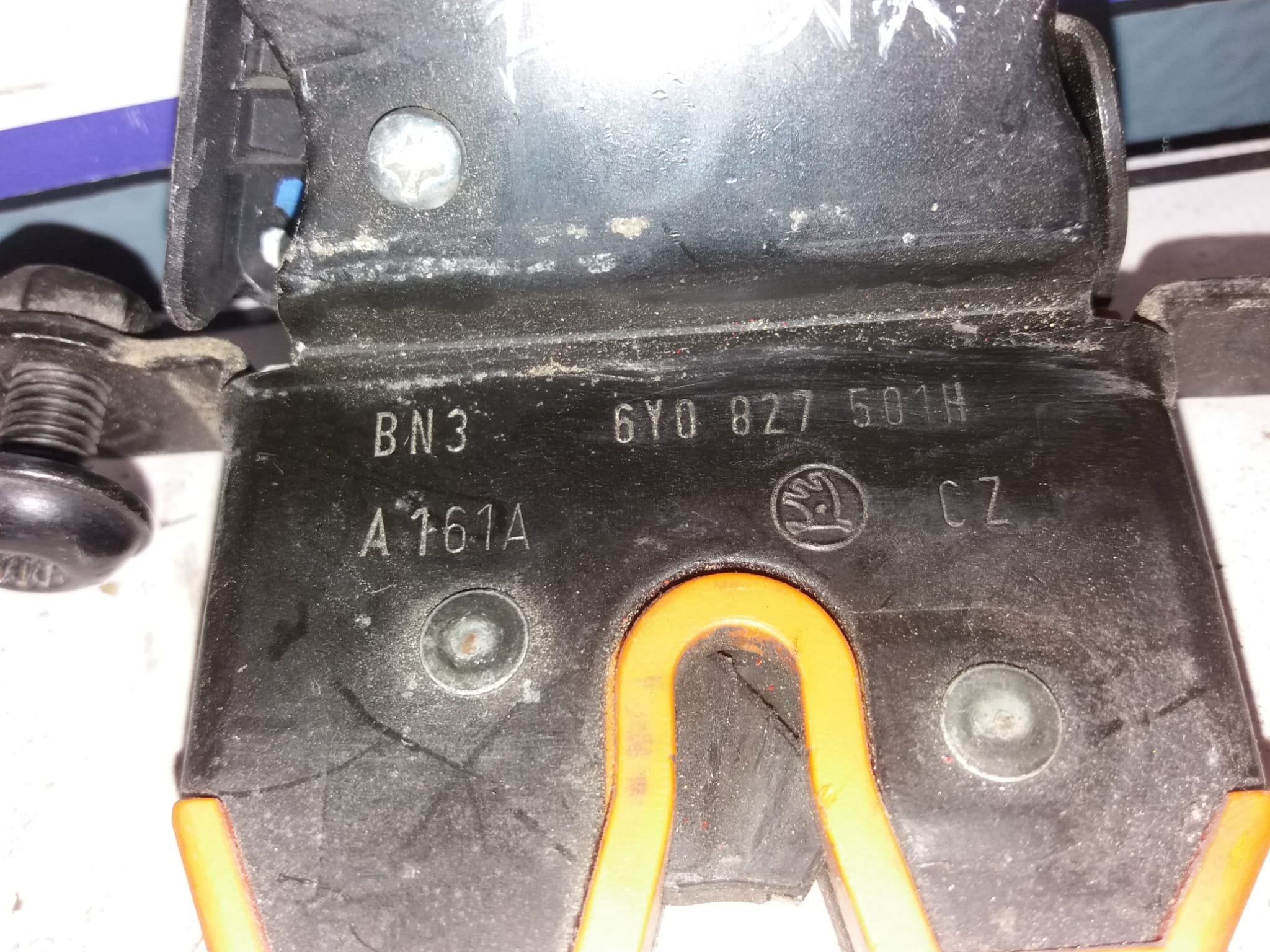 cerradura_maletero_porton_6y0827501h_skoda_fabia_6y2_6y3_1_2_12v