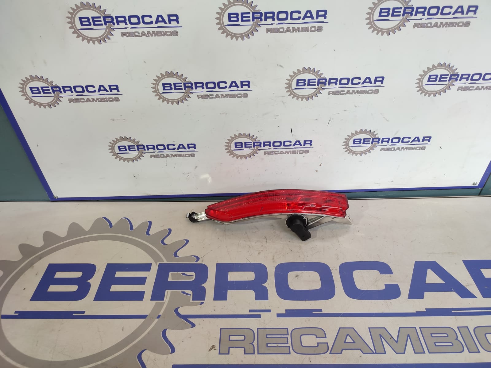 faro_antiniebla_trasero_izquierdo_7p6945701f_volkswagen_touareg_7p5