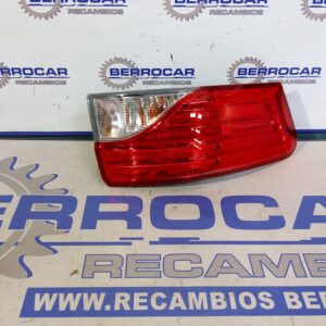 piloto_trasero_izquierdo_044911_toyota_avensis_cross_sport_t27