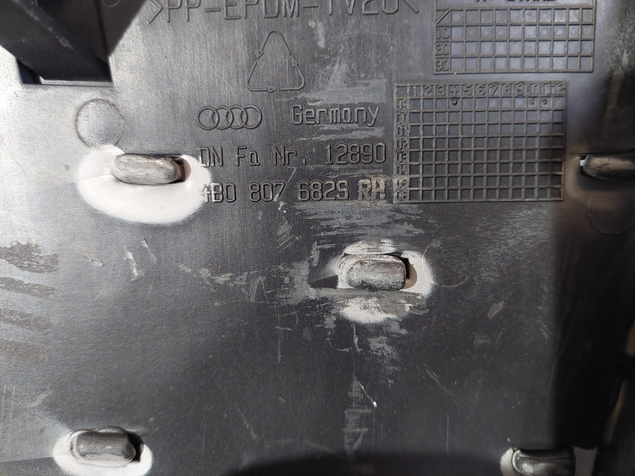 rejilla_delantera_4b08076825_audi_a6_berlina_4b2_2_5_v6_24v_tdi