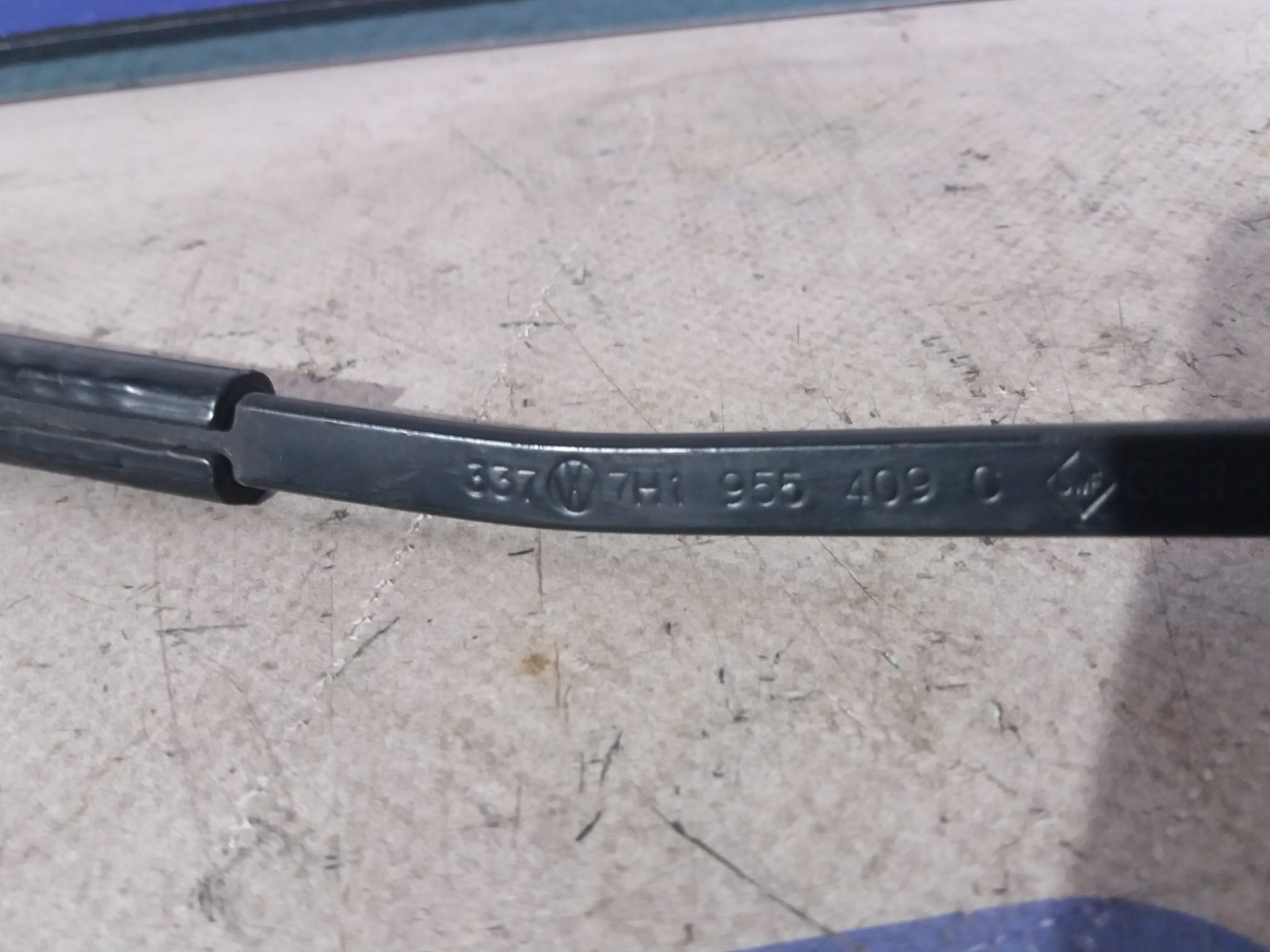 brazo_limpia_delantero_izquierdo_7h1955409_volkswagen_t5_transporter_furgoneta_1_9_tdi_cat_brs