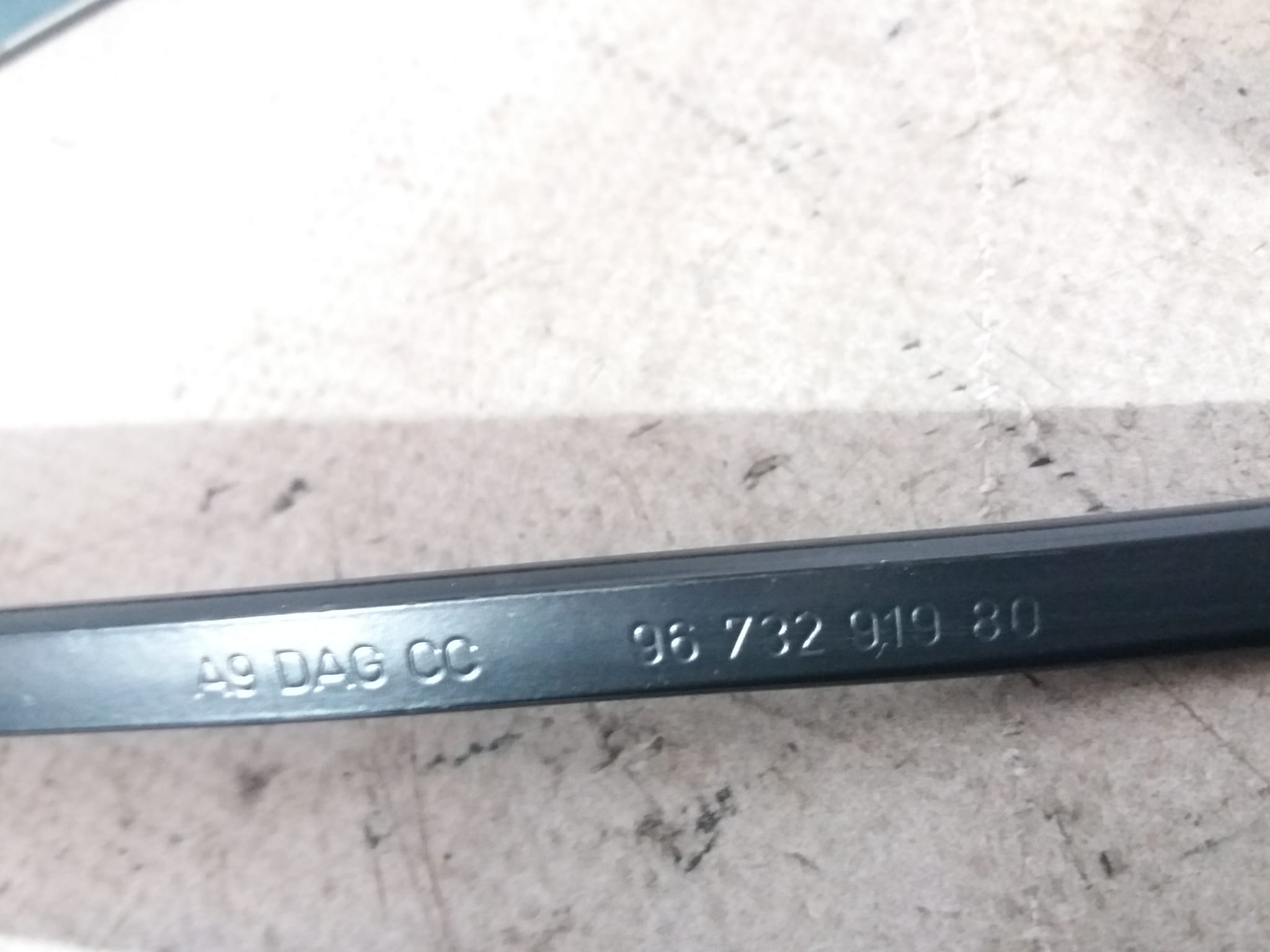 brazo_limpia_delantero_izquierdo_9673291980_peugeot_208_1_6_blue_hdi_fap