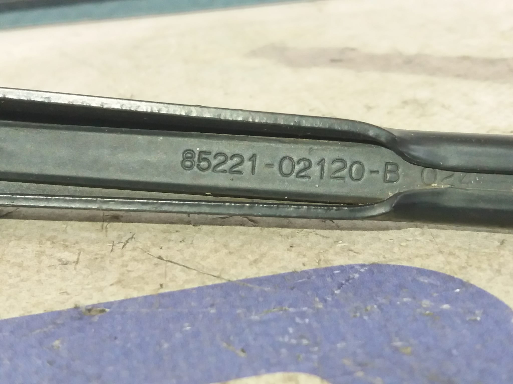 brazo_limpia_delantero_izquierdo_8522102120_toyota_corolla_e12_1_4_turbodiesel_cat