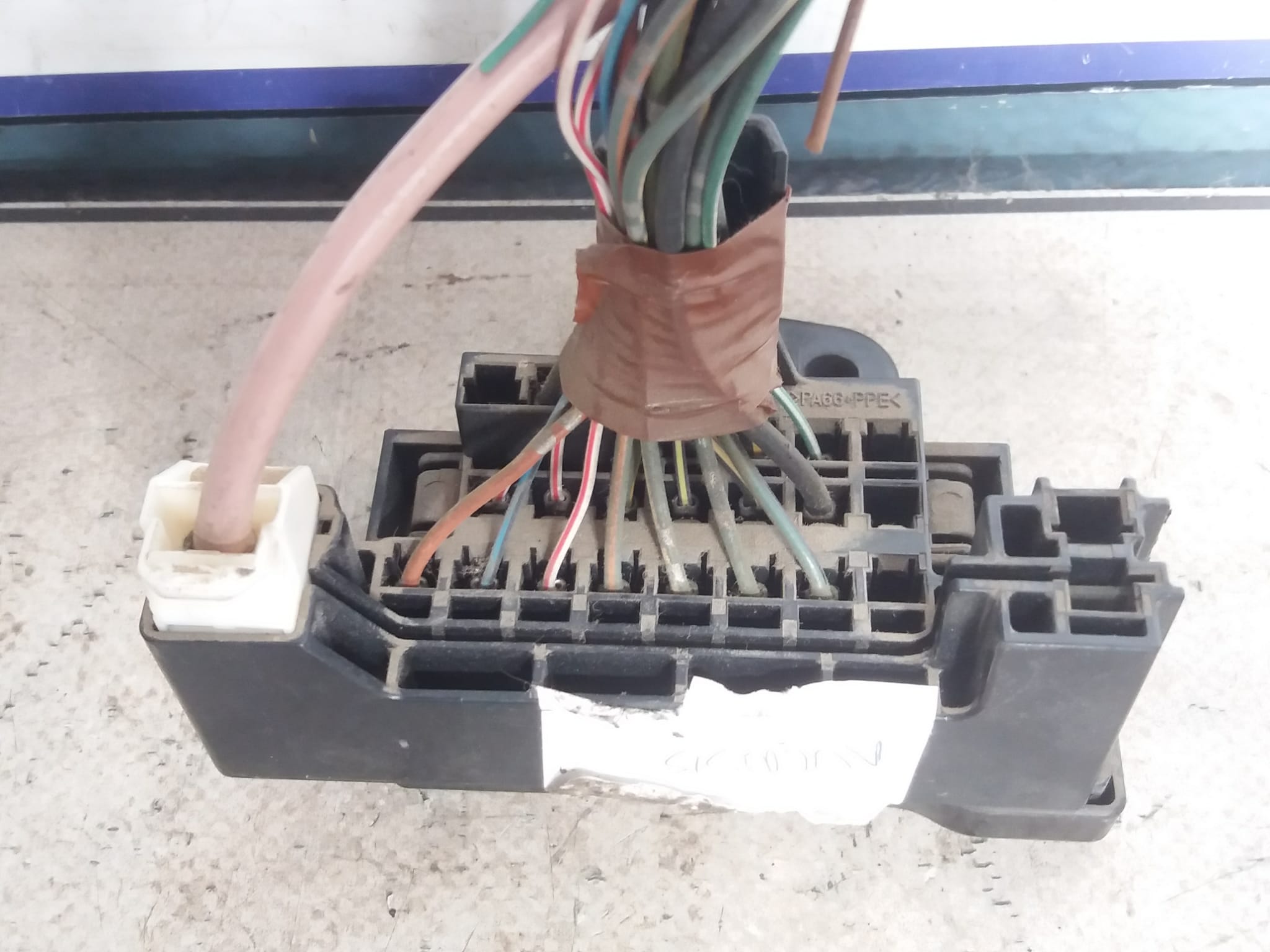 caja_reles_fusibles_82641ca010f_toyota_avensis_berlina_t25_1_8_16v_cat