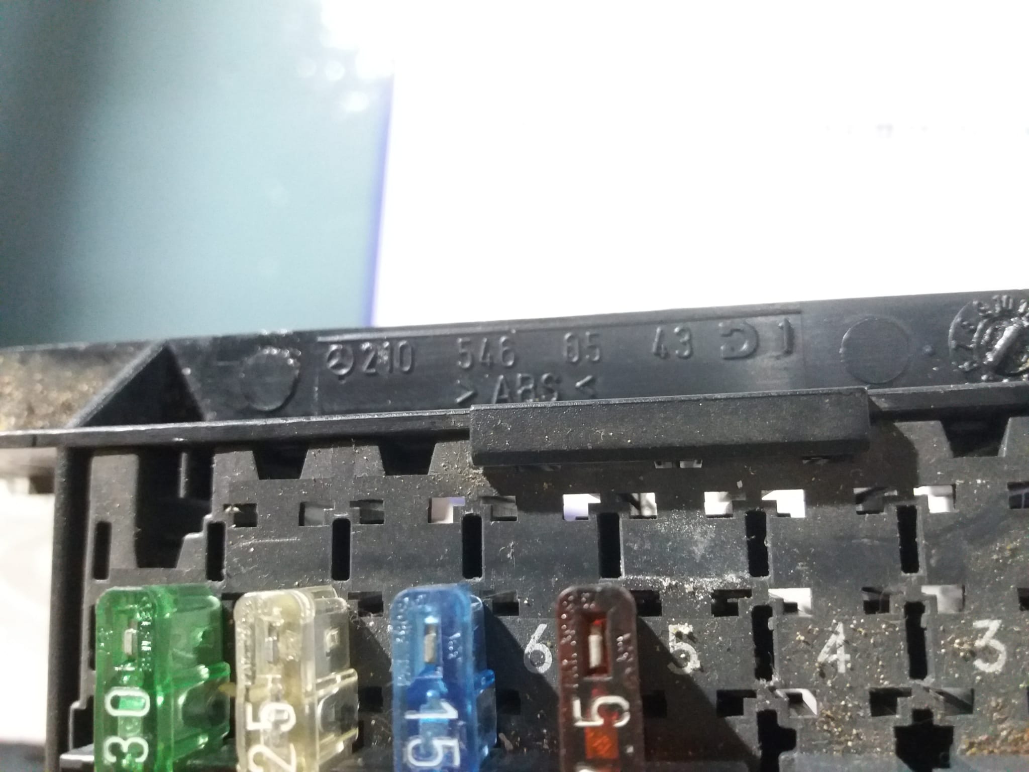 caja_reles_fusibles_2105460543_mercedes_benz_clase_e_w210_berlina_diesel_3_0_diesel_cat