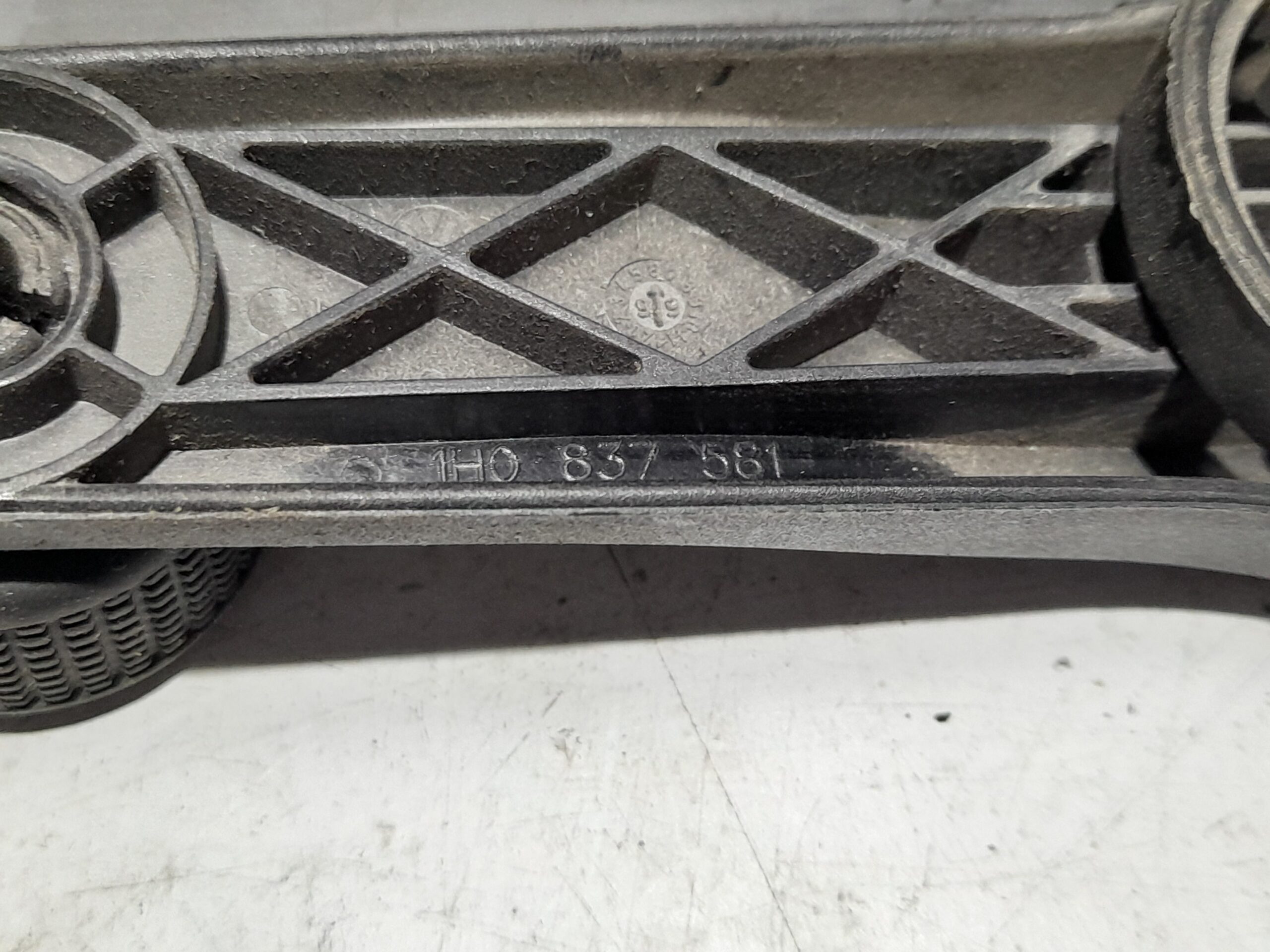 maneta_elevalunas_trasera_derecha_1h0837581_volkswagen_t5_bus_1_9_tdi_cat_axb