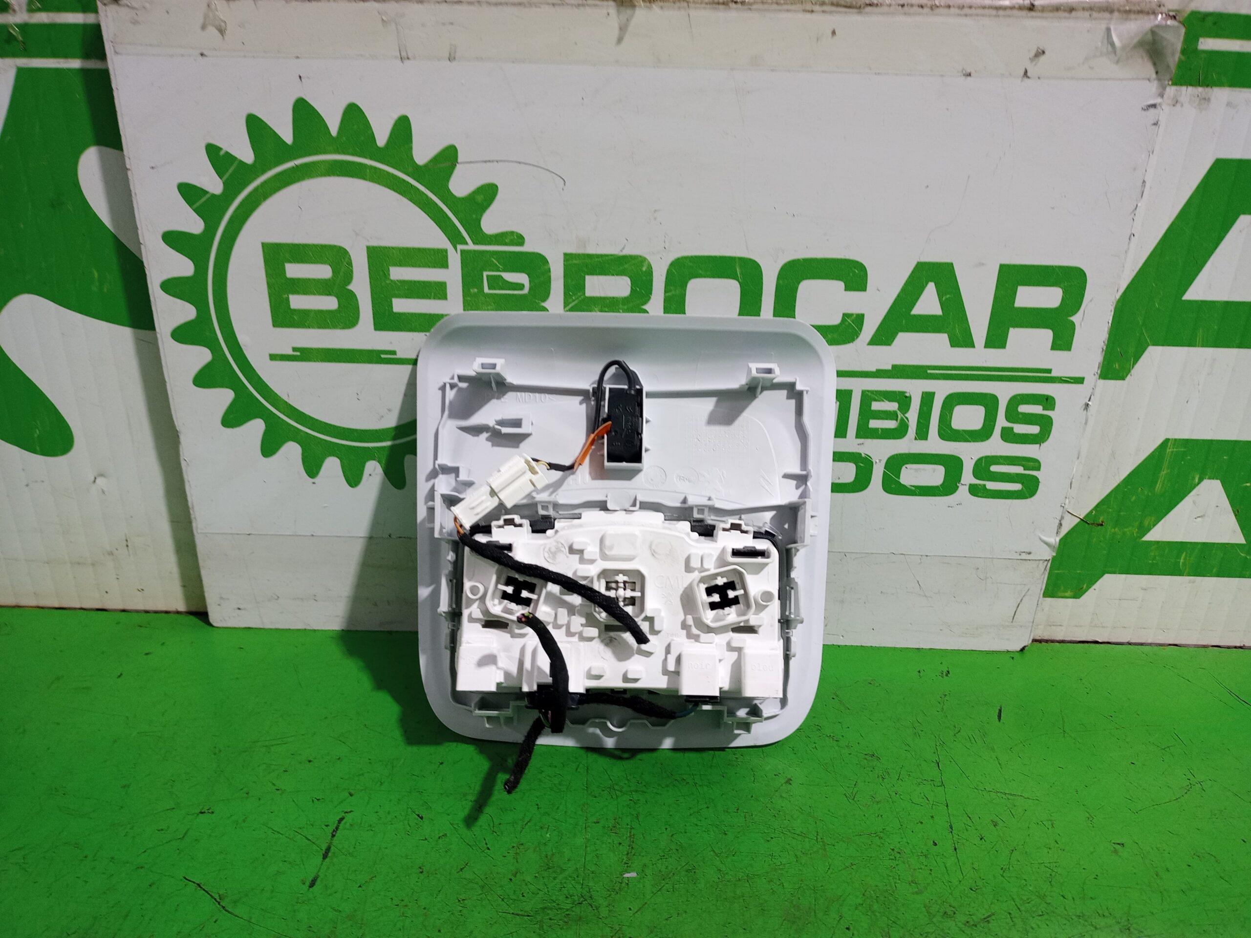 luz_interior_96754056pr_peugeot_2008_2013_allure