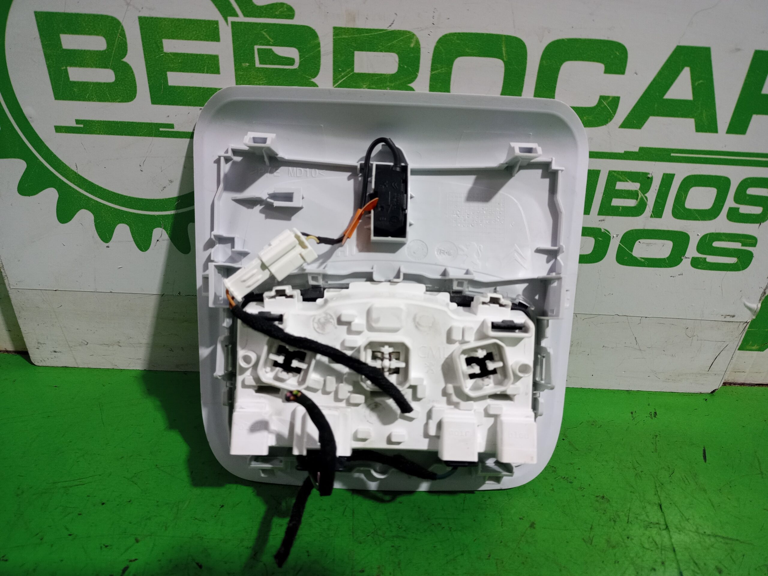 luz_interior_96754056pr_peugeot_2008_2013_allure